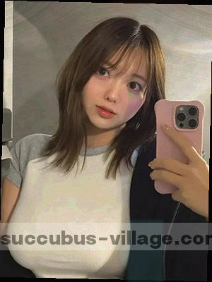 《魔女的杂货铺》小说封面，堆满瓶罐与小玩意的木质货架